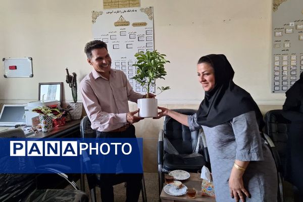تقدیر و وداع اعضای انجمن اولیا و مربیان آموزشگاه معارف 6 از کادر آموزشگاه