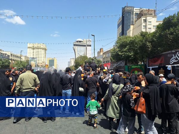 قدم‌هایی تا بهشت؛ جاماندگان اربعین در مشهد رهسپار حرم مطهر رضوی شدند