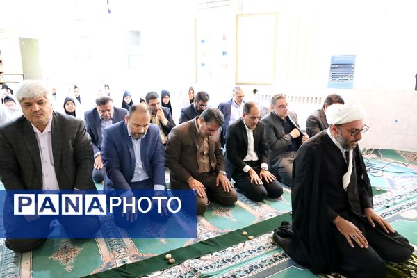 حضور معاون پرورشی و فرهنگی وزارت آموزش وپرورش در نماز جماعت آموزشگاه الزهرا شیراز
