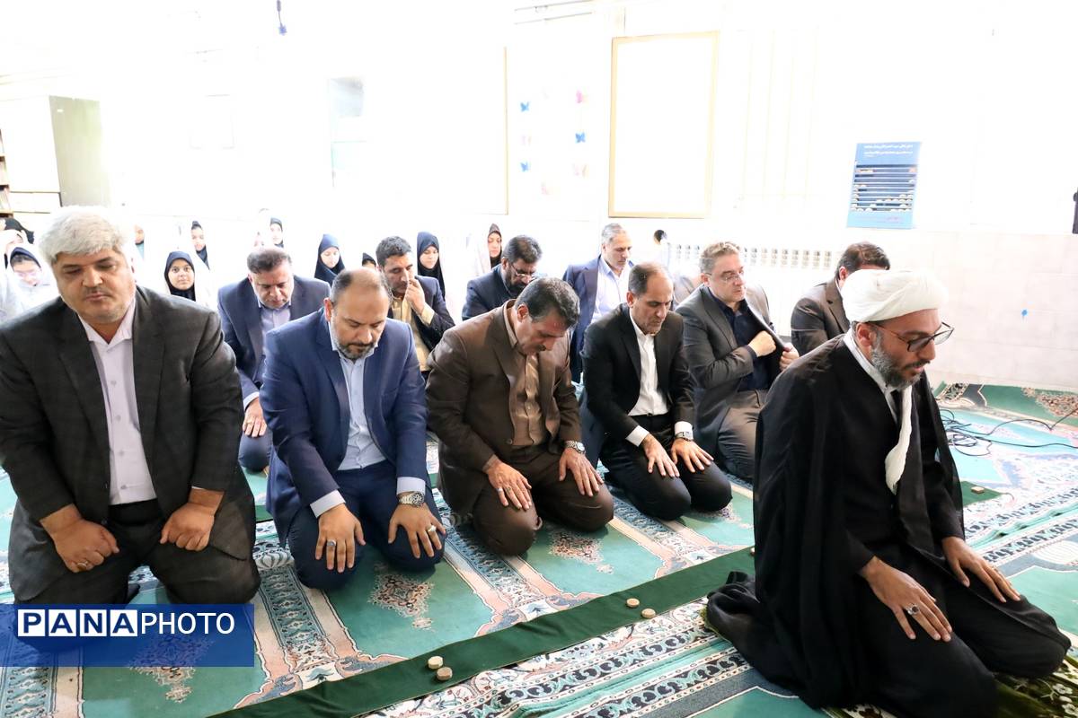 حضور معاون پرورشی و فرهنگی وزارت آموزش وپرورش در نماز جماعت آموزشگاه الزهرا شیراز