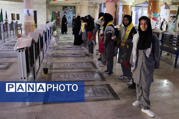 تجدید میثاق دانش‌آموزان دبیرستان رضوان بوشهر با شهدا