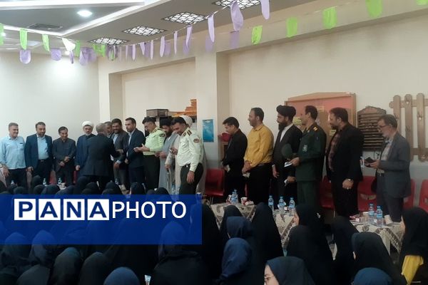 برگزاری جشن عاطفه‌ها در دبیرستان دخترانه لاجوردی کاشان 