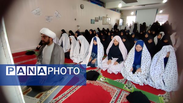 محفل نماز جماعت در دبیرستان شاهد تکتم
