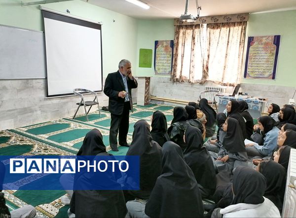جلسه جهاد اسلامی حجاب و عفاف دختران در دبیرستان حاج مهدی روحانی شهرستان خلیل آباد 