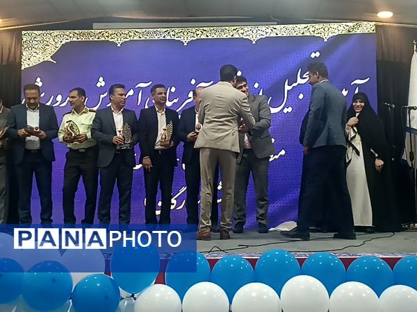 آیین تجلیل از افتخار آفرینان آموزش و پرورش منطقه آزاد تجاری-صنعتی قشم