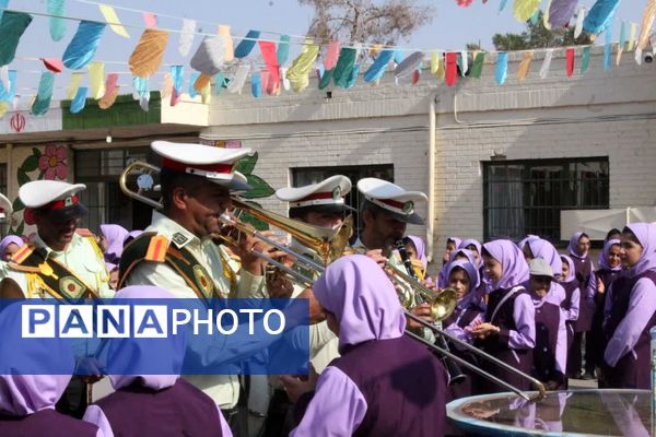 حضور پلیس در دبستان فاطمهالزهرا برای آموزش پیشگیری از آسیبهای اجتماعی