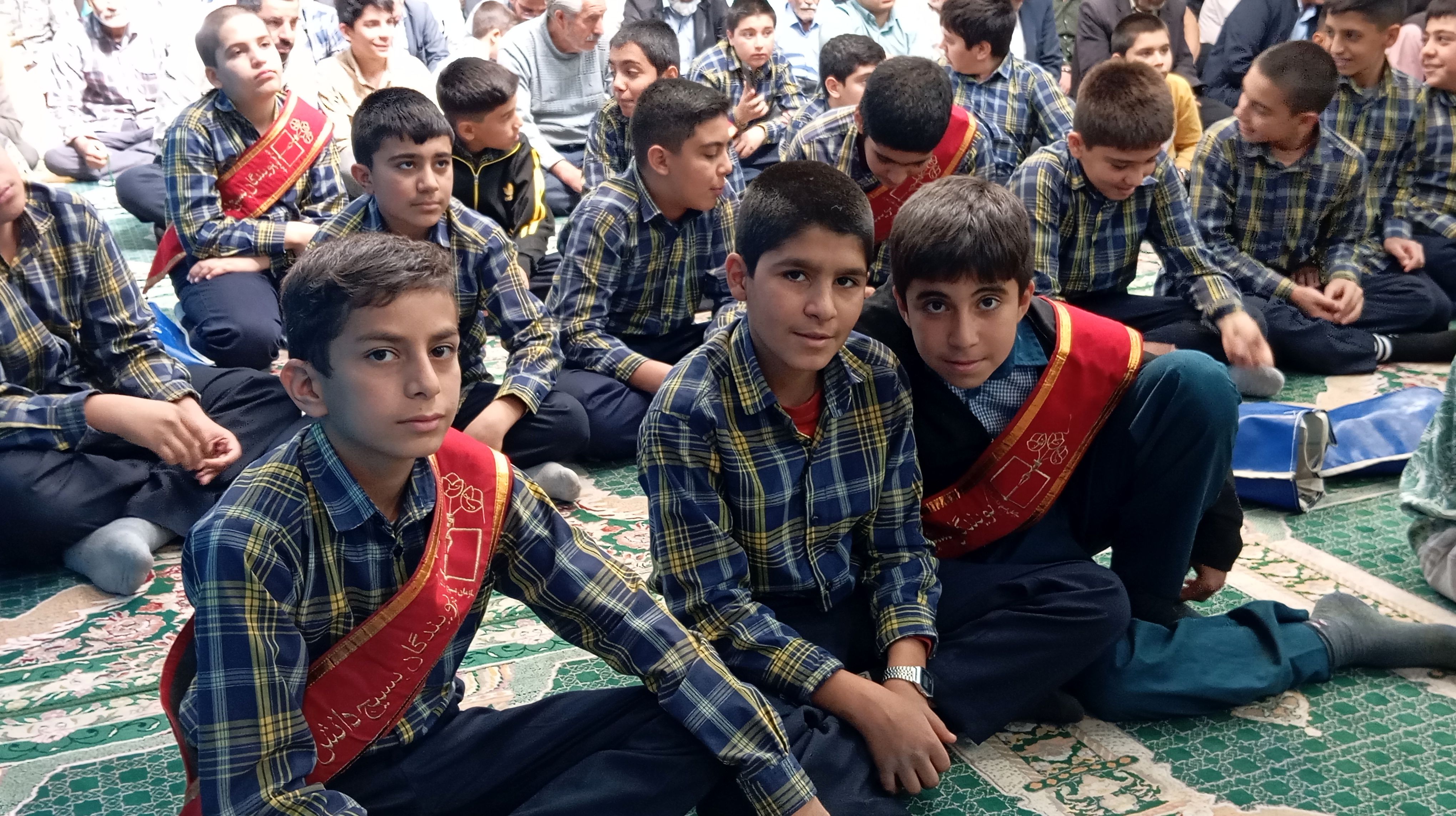 نماز جمعه با حضور دانش‌آموزان فعال بسیجی شهر بن