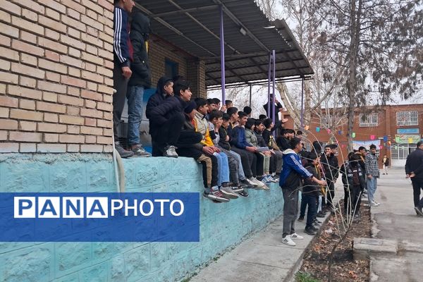 برگزاری مسابقه فوتبال گل کوچک درون مدرسه‌ای به‌مناسبت دهه فجر دبیرستان  پژوهش آشخانه 