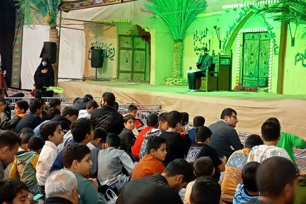 حضور دانش‌آموزان دبستان پسرانه فضیلت در نمایش آیینی یاس نبوی