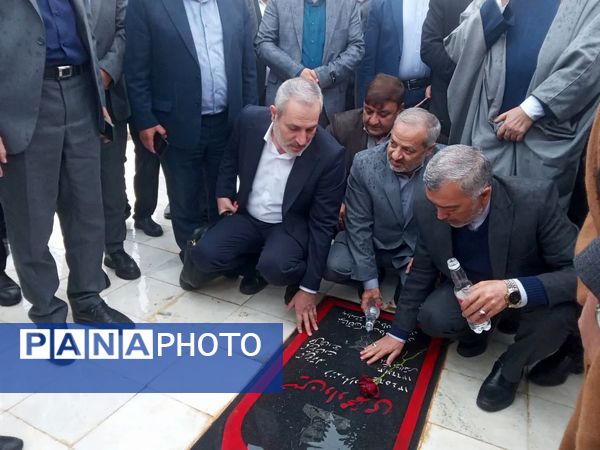 ادای احترام وزیر آموزش و پرورش به شهدای تایباد