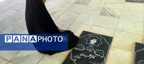 غبار روبی مزار شهدا شهرستان خلیل آباد توسط دانش آموزان بسیجی اموزشگاه مرحوم پاکدل 