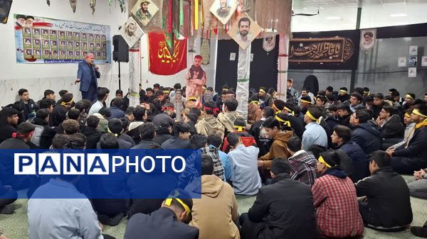 استقبال دانش‌آموزان دبیرستان هفده شهریور از پیکر مطهر شهید گمنام