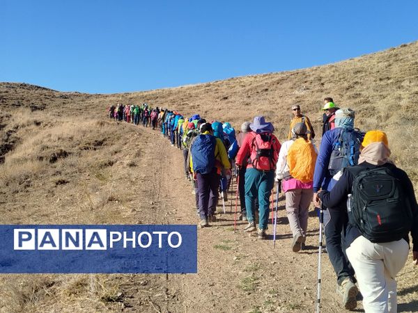 صعود هیات کوهنوردی خراسان شمالی به قله بابا سبز فاروج 