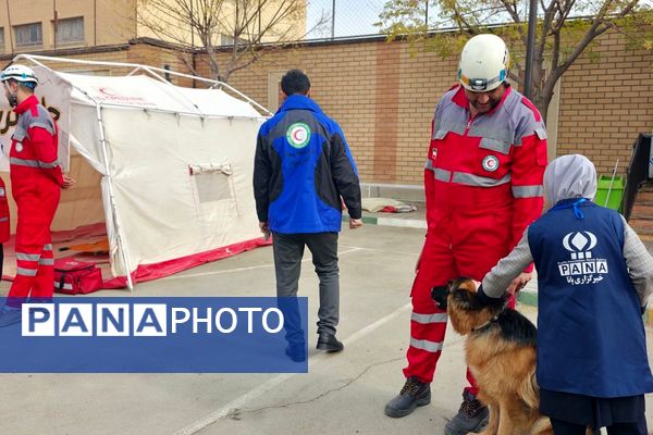 اجرای مانور زلزله با حضور مسئولان در مدرسه استاد مطهری رباط‌کریم