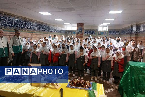 استقبال پرشور دانش‌آموزان دبستان صدیقه کبری(س)از خادمان رضوی در "چهارشنبه‌های امام رضایی"