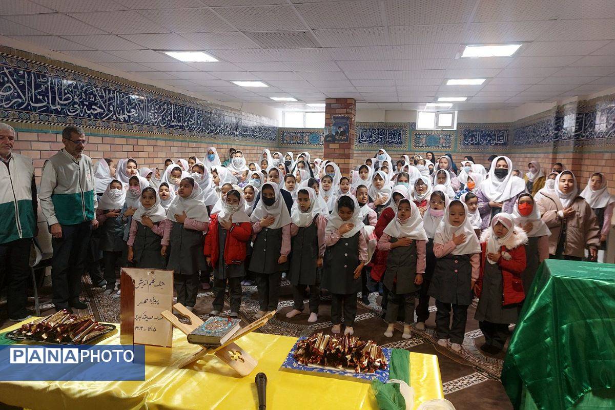استقبال پرشور دانش‌آموزان دبستان صدیقه کبری(س)از خادمان رضوی در "چهارشنبه‌های امام رضایی"