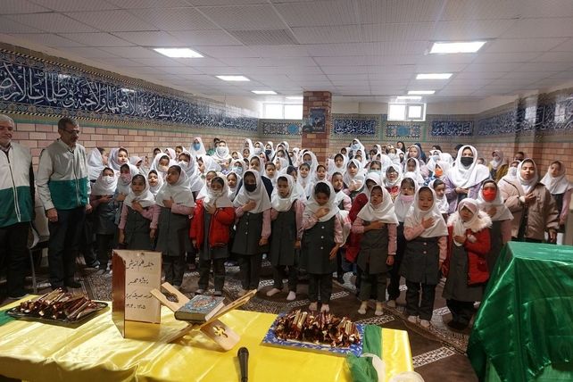 استقبال پرشور دانش‌آموزان دبستان صدیقه کبری(س)از خادمان رضوی در "چهارشنبه‌های امام رضایی"