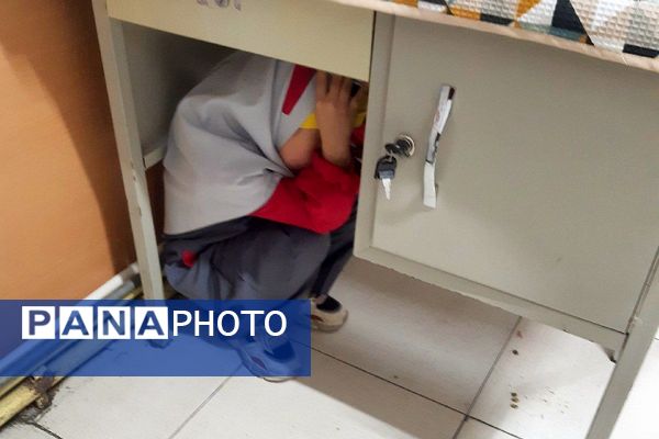 مانور سراسری زلزله و ایمنی با شعار "مدرسه ایمن، جامعه تاب‌آور" در مدرسه سارا شهرستان ملارد