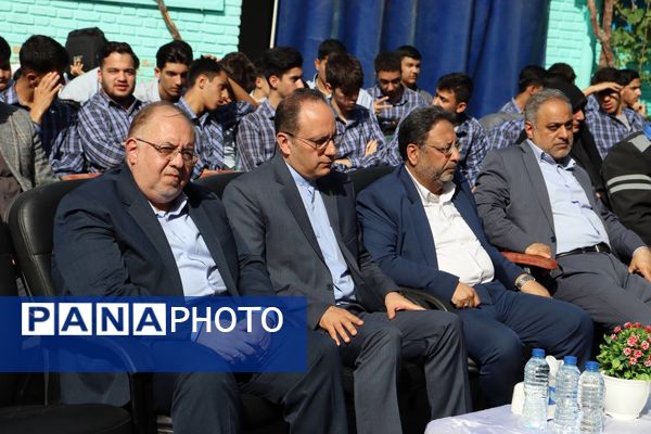 زنگ سپاس معلم در هنرستان احمدی روشن منطقه ۱۴ تهران با حضور وزیر نیرو نواخته شد