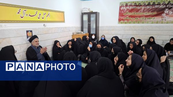برگزاری حلقه‌های معرفتی در دبیرستان حضرت فاطمه زهرا(س) کهک 