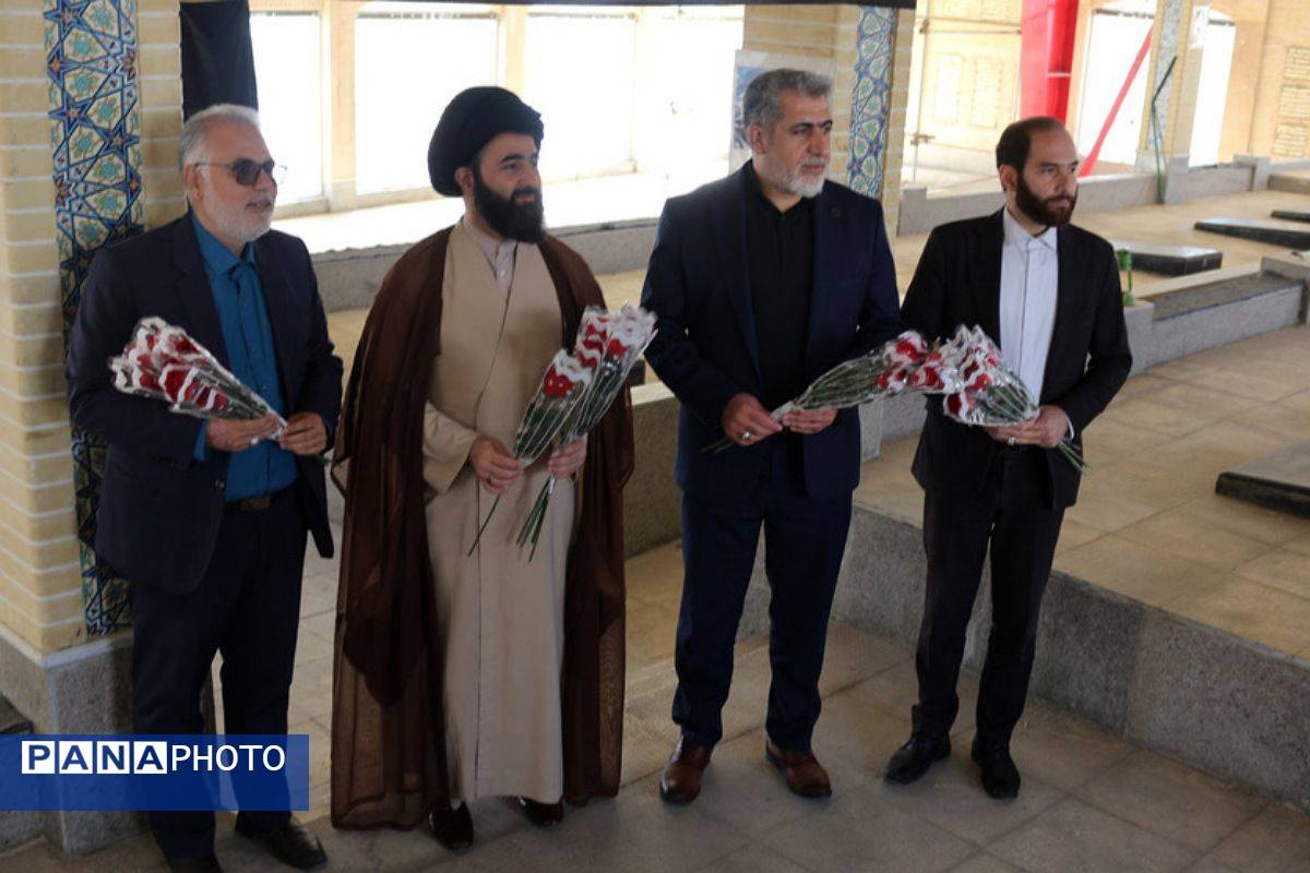 مدرسه باقرالعلوم (ع) فیروزکوه میزبان مراسم پرشور گلباران مزار شهدا با حضور مسئولان شد