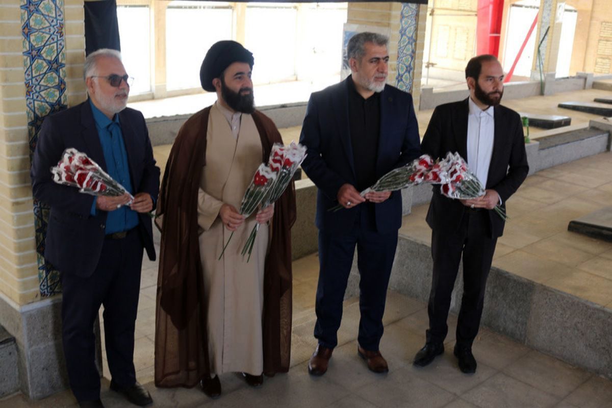 مدرسه باقرالعلوم (ع) فیروزکوه میزبان مراسم پرشور گلباران مزار شهدا با حضور مسئولان شد