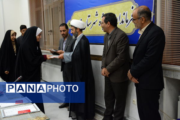 تجلیل از دانش‌آموز خبرنگاران پانا شهرستان نایین 