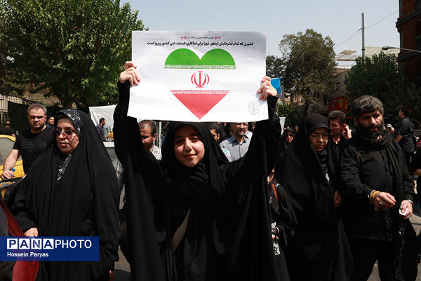موکب «عشاق‌الحسین» سازمان دانش آموزی در راهپیمایی خانوادگی جاماندگان اربعین حسینی - تهران/ 2