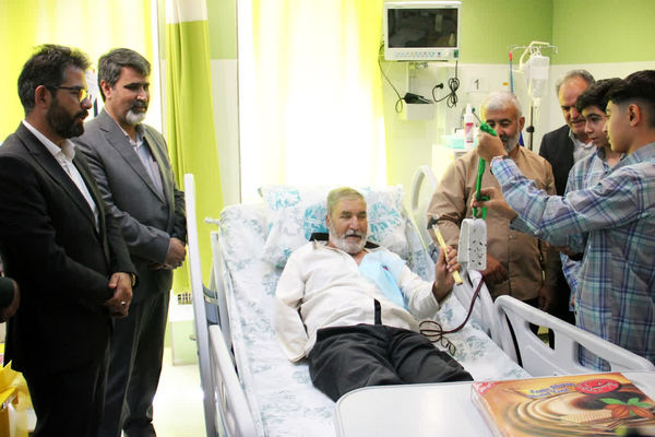 نواخته شدن زنگ مهر و مقاومت متفاوت توسط جانباز فرهنگی در بخش دیالیز ابرکوه