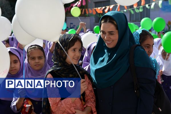 جشن میلاد حضرت زینب(س) با حضور مادر پرستار در دبستان علویان بهارستاندو