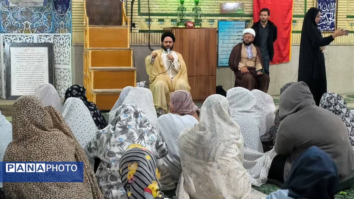 مراسم معنوی اعتکاف دانش‌آموزی در مسجد امام خمینی(ره)