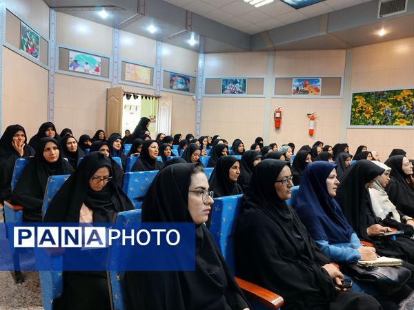 کارگاه آموزشی نحوه ارتباط موثر و درک نیازهای دانش‌آموزان در بهاباد 