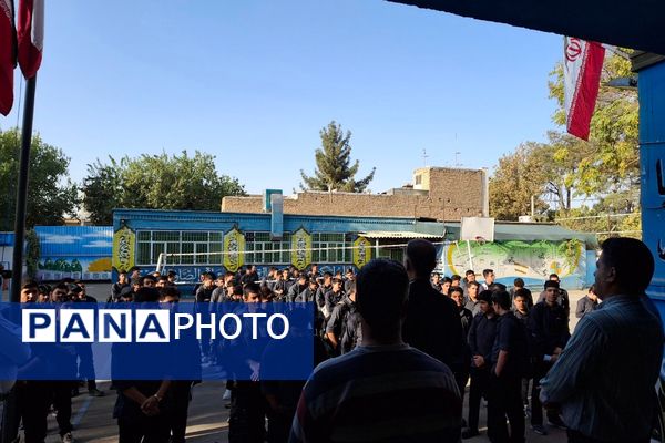 تجلیل دبیرستان شهید قمی از پدران مسئول در نیروی انتظامی و آتش‌نشانی