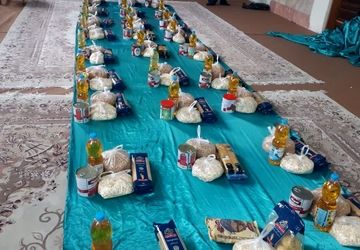 چیدن سفره هفت سین و تهیه بسته‌های معیشتی برای کمک به نیازمندان