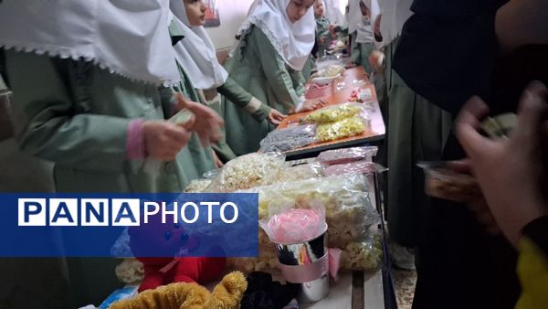 بازارچه مادر دختری با دست‌سازه‌های دانش‌آموزی 