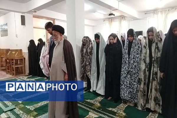اقامه نماز جماعت در دبیرستان شهید مجید دهنوی نیشابور