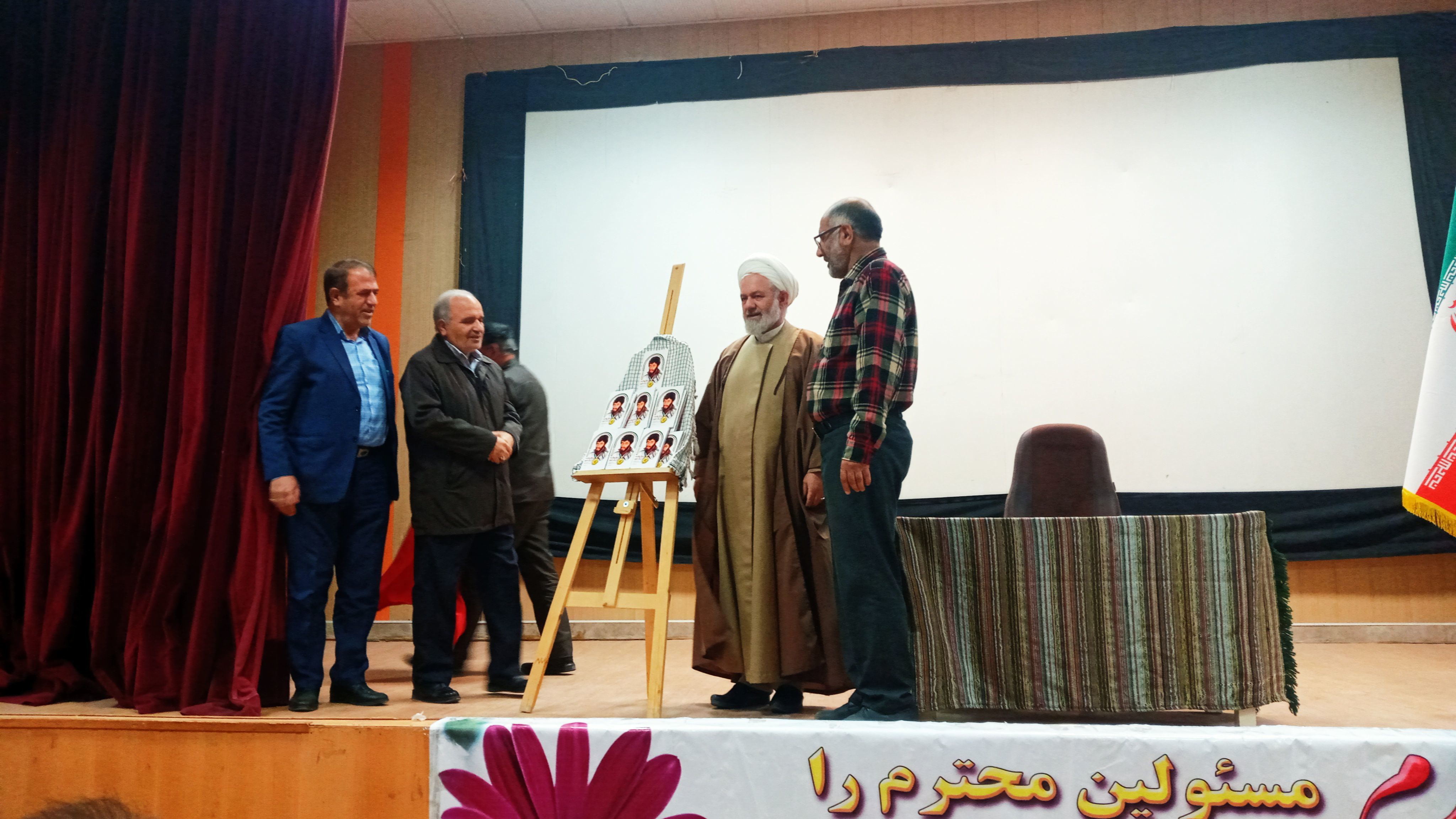 رونمایی از کتاب «پنج روایت از یک مرد زندگی» در اسدآباد