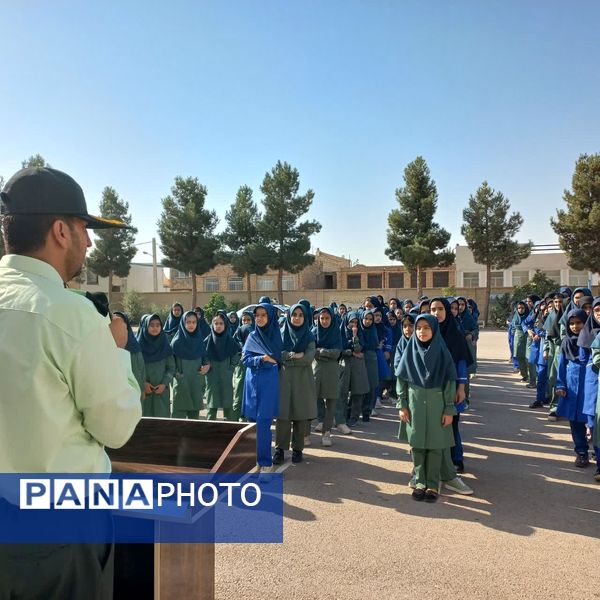 حضور ماموران نیروی انتظامی در دبستان حاج فرج عبداللهی اردکان