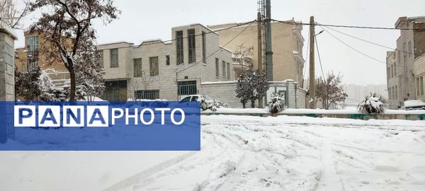 یلدای برفی در اراک؛ مردم با شادی به استقبال جشن یلدا می‌روند