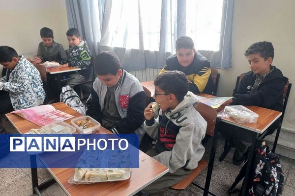 انس باکتاب و کتاب‌خوانی مدرسه باقرالعلوم شهرستان فیروزکوه