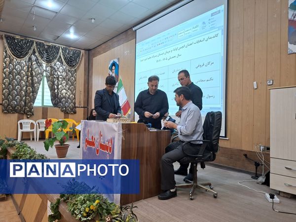 جلوه‌هایی از انتخابات انجمن اولیا دبستان معلم ۲ در آشخانه 