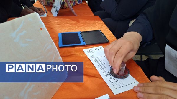 انتخابات شورای دانش‌آموزی در دبیرستان دخترانه سبحان و مائده شِلیل