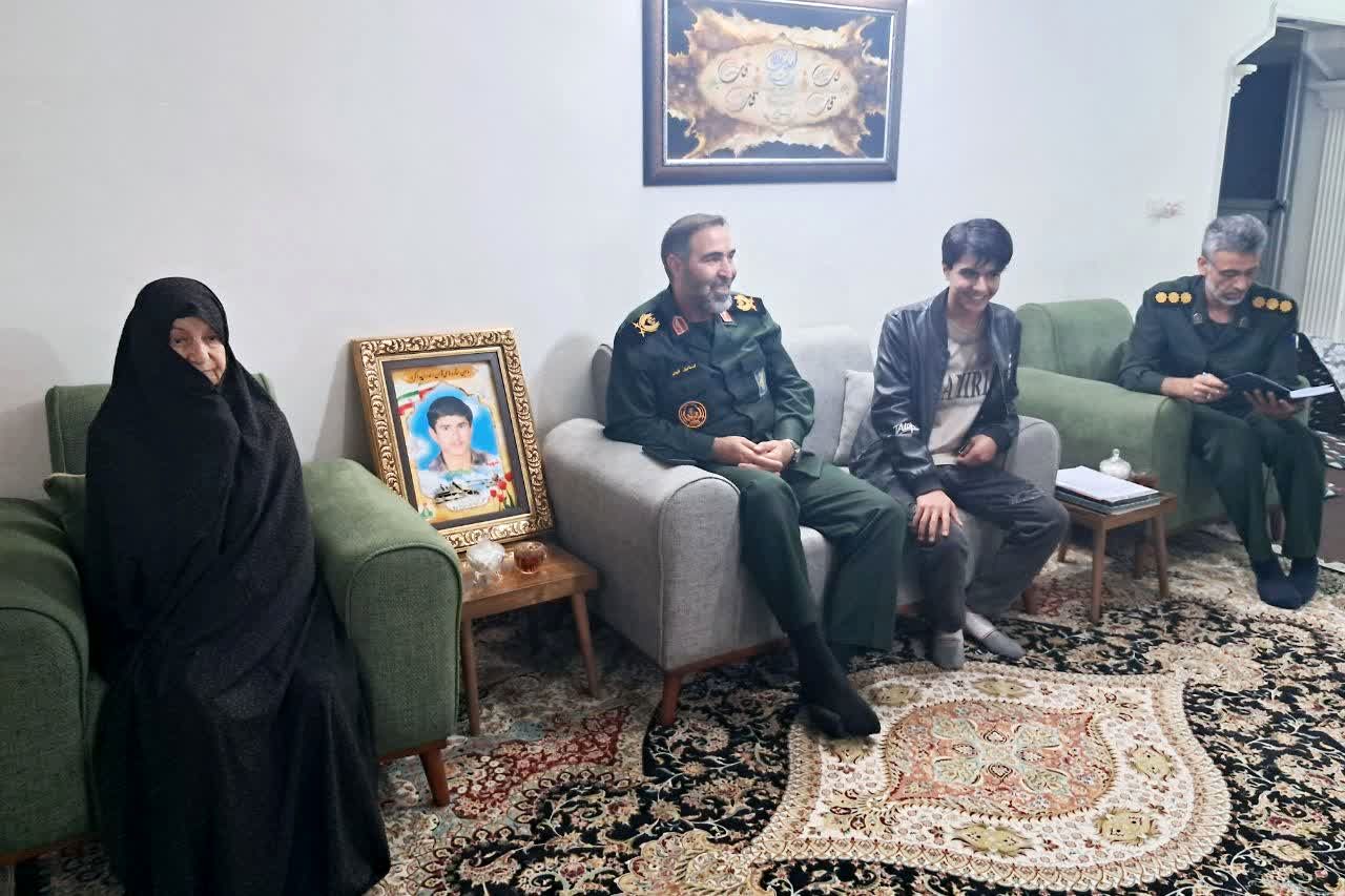 دیدار فرمانده سپاه حضرت جوادالائمه(ع) با مادر شهید علی نودهی