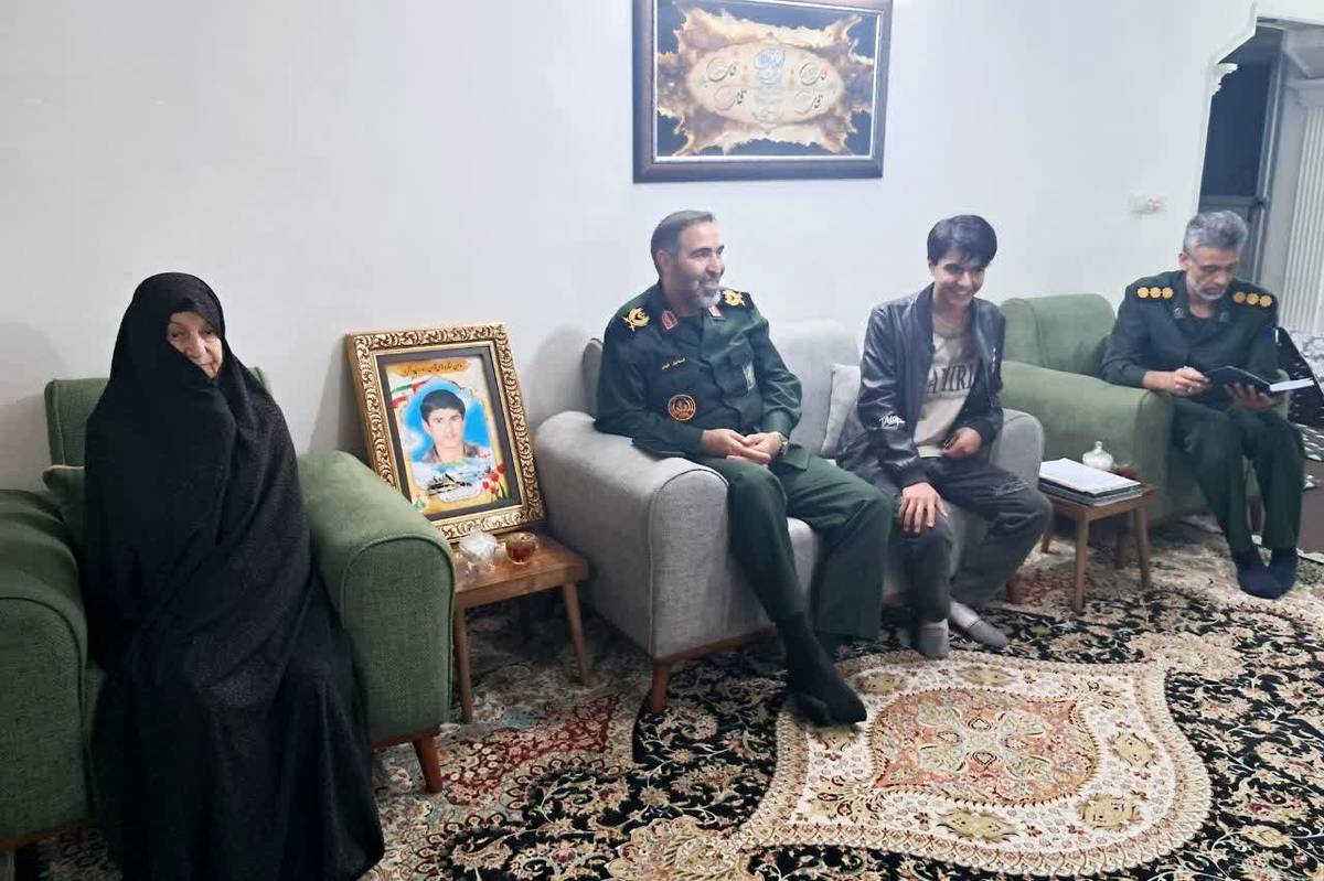 دیدار فرمانده سپاه حضرت جوادالائمه(ع) با مادر شهید علی نودهی