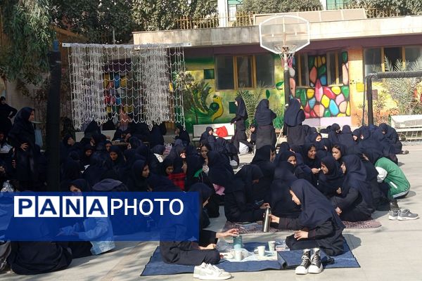 برگزاری نمایشگاه و مراسم صبحانه سلامت به مناسبت هفته تربیت بدنی در دبیرستان راضیه شکرایی ناحیه دو شهرری 