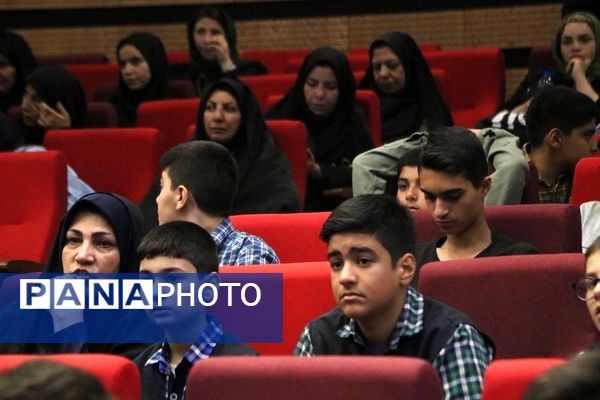 تقدیر از دانش‌آموزان برتر حوزه فرهنگی و هنری در آموزش و پرورش ناحیه یک شهرری