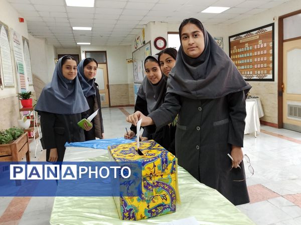 انتخابات شورای دانش آموزی در دبیرستان دخترانه ۱۳ آبان