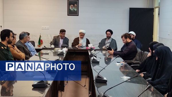 دیدار کادر آموزشی مدارس و دانش‌آموزان با امام جمعه شهرستان ساوه