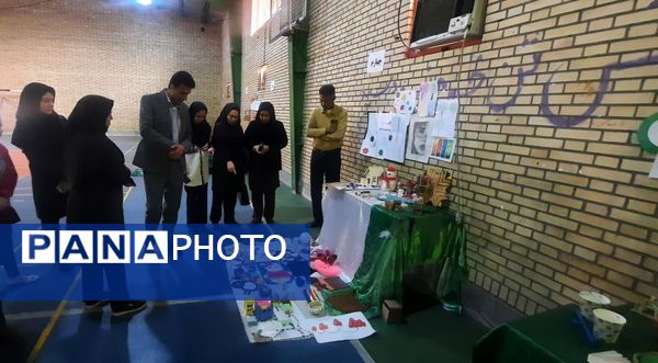 بازدید مدیر آموزش و ‌پرورش حاجی‌آباد از نمایشگاه خلاقیت‌های دانش‌آموزی دبستان استقلال  