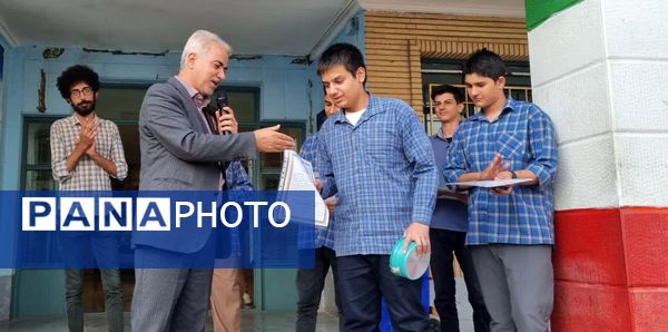 تقدیر از دانش‌آموزان افتخار آفرین در رقابت‌های جشنواره خوارزمی و کارهای پژوهشی